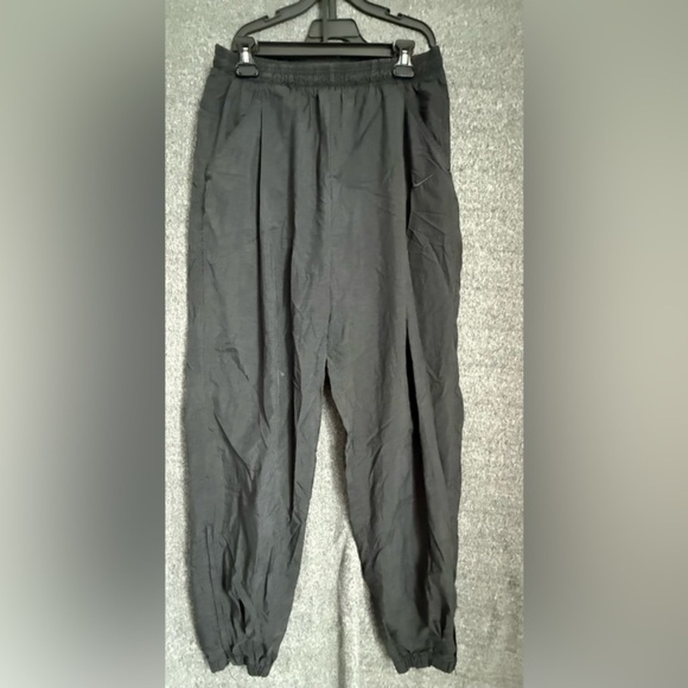 90s Vintage Nike Women’s lightweight nylon windbreaker pants with an ankle zip